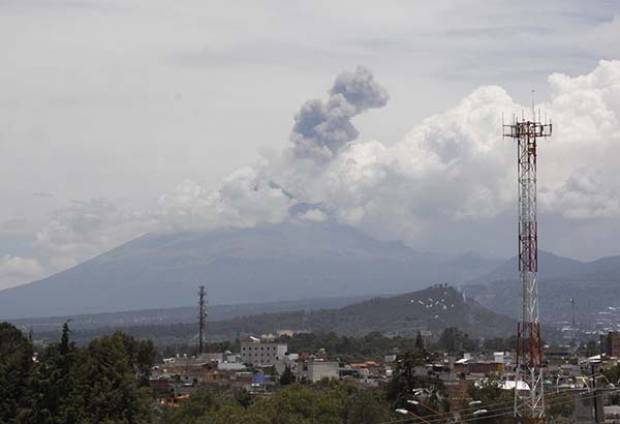 Descartan riesgo mayor por actividad del volcán Popocatépetl