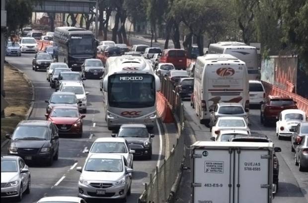 Tráfico intenso en autopistas de acceso a la Ciudad de México