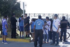 Puebla FC vs Boca Juniors: Aficionados exigen boletos afuera de Casa Puebla