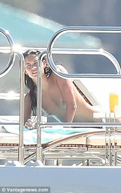 FOTOS: Sara Sampaio, la musa del Porto fue captada en topless