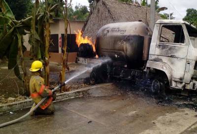 Explota pipa de gas mientras surtía a negocio en Oaxaca