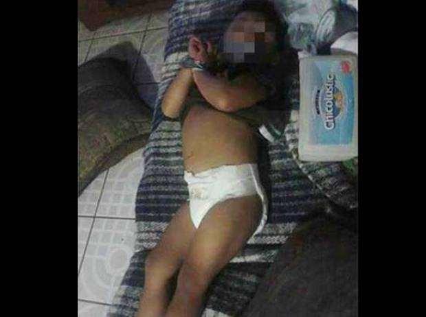 Investigan a mujer por atar a su hijo y exhibirlo en Facebook