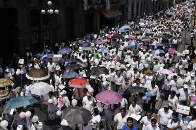 Miles de poblanos marchan contra matrimonios gay