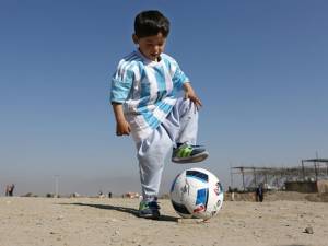 Niño fan de Messi se va de Afganistán por amenazas de secuestro