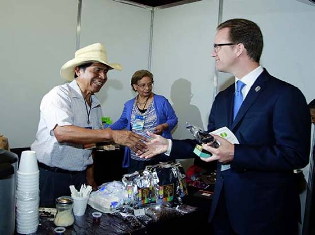 El alcalde Luis Banck escucha historias de éxito en la “Expo Mipyme” 2016