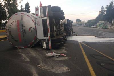 Volcadura de pipa provocó derrame de combustible en la autopista México-Puebla