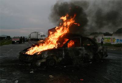 Bloquean carretera para liberar “chupaductos” en Tezoapan, Puebla