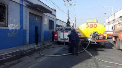 FOTOS: Bomberos sofocaron incendio en textilera de la colonia América Norte