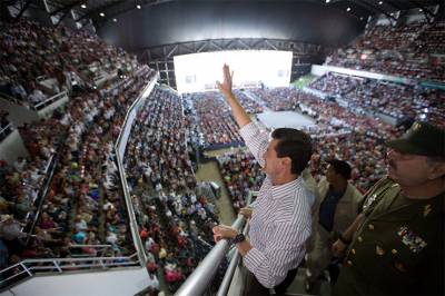 EPN incorpora a 8 millones al Seguro Popular, en plena campaña