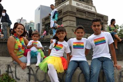 Gays y lesbianas con hijos encabezan Marcha del Orgullo en CDMX