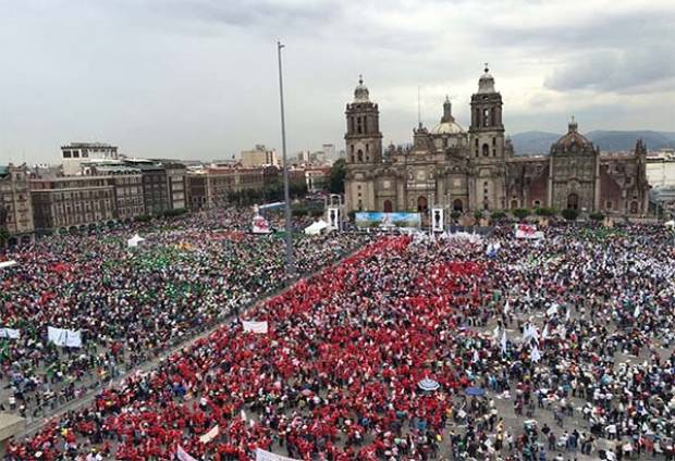 Más de 100 mil campesinos repudian política de EPN en el Zócalo