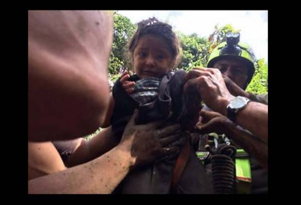 Niña de dos años fue rescatada viva del lodo en Huauchinango