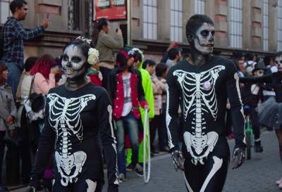 Desfile de calaveras cierra el festival &quot;La muerte es un sueño&quot; 2016 en Puebla