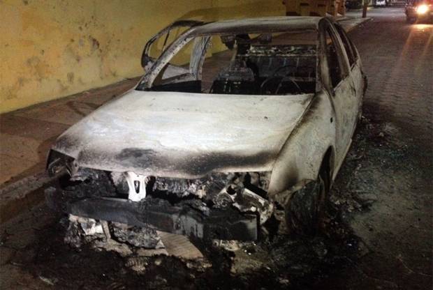 Incendian automóvil de presuntos ladrones detenidos en Libres