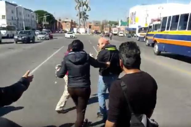 VIDEO: Riñen automovilista y padres por cierre de avenida en La Margarita