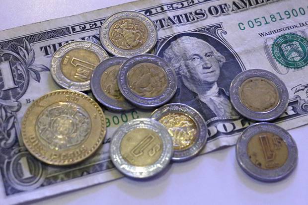 Dólar cierra en 18.80 pesos, nuevo máximo histórico