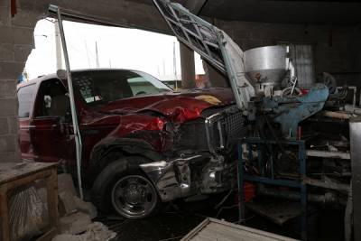 Camioneta a exceso de velocidad se metió a tortillería en la colonia Casa Blanca