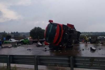 Vuelca camión turístico en la autopista México-Puebla, hay 10 heridos