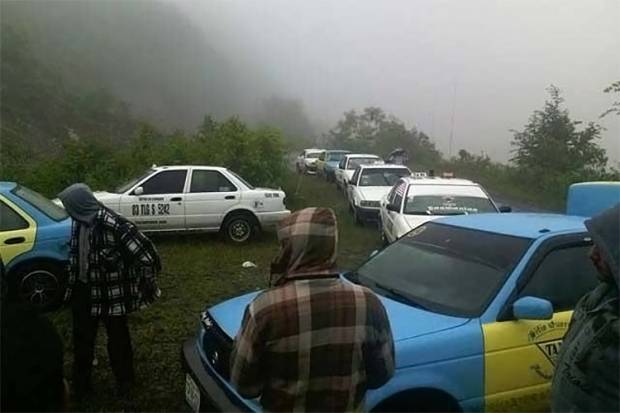 300 taxistas rescatan a compañero secuestrado en la Sierra Norte de Puebla