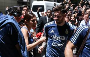 VIDEO: Mexicana burló seguridad para conseguir firma de Messi