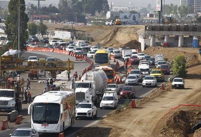 SCT causa caos vial en Periférico de Puebla por atraso en obra