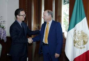 Alcalde de Puebla se reúne con vicepresidente de Volkswagen de México