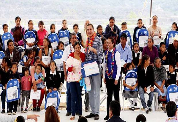 Moreno Valle inicia en la Mixteca entrega de paquetes maternales