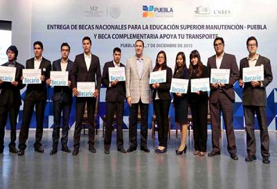 RMV entrega becas nacionales para la educación superior