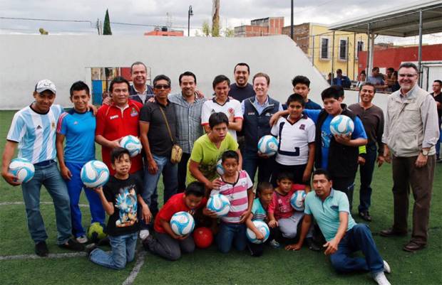 Alcalde de Puebla reconoce a colectivos del Barrio de San Antonio