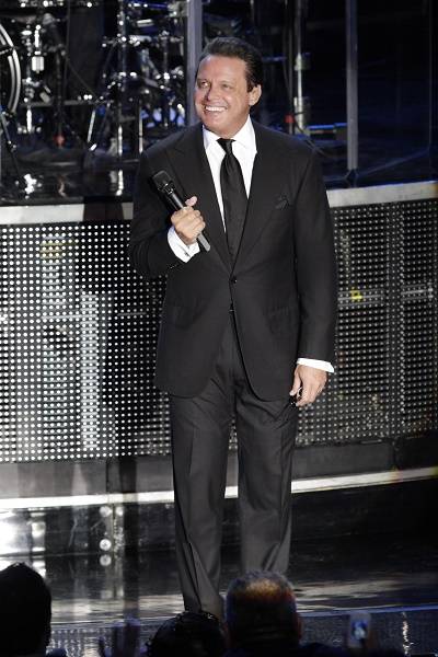 VIDEO: Luis Miguel celebra 35 años de trayectoria con nueva canción