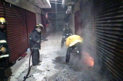 Bomberos controlan incendio en mercado La Victoria; sin heridos