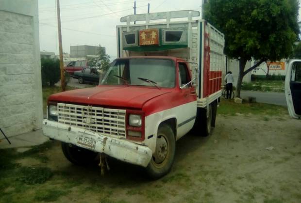 Aseguran camionetas con 4 mil 500 litros de combustible robado en Acatzingo