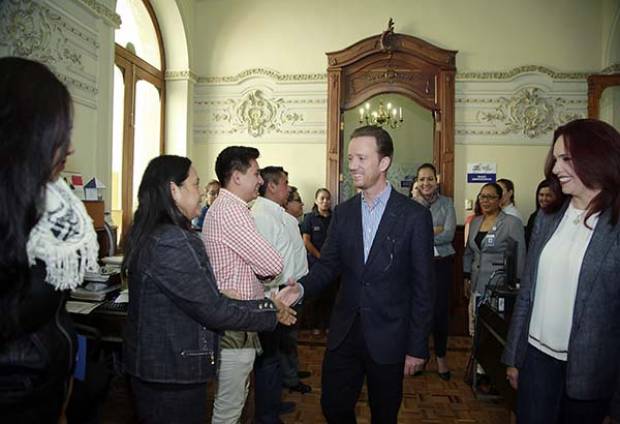 El alcalde Luis Banck felicita a empleados de Tesorería