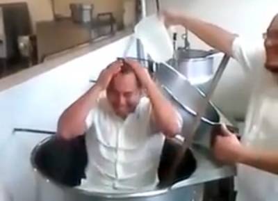 VIDEO: IMSS Puebla sanciona a empleado por bañarse en una olla