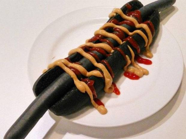 Surge el Ninja Dog, un hotdog de color negro