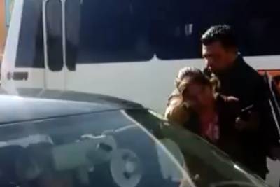 VIDEO: Corren a policía de Puebla por arrojar a mujer hacia el tráfico en Periférico