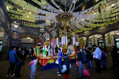 Gran afluencia de visitantes en el Corredor de Ofrendas de Puebla