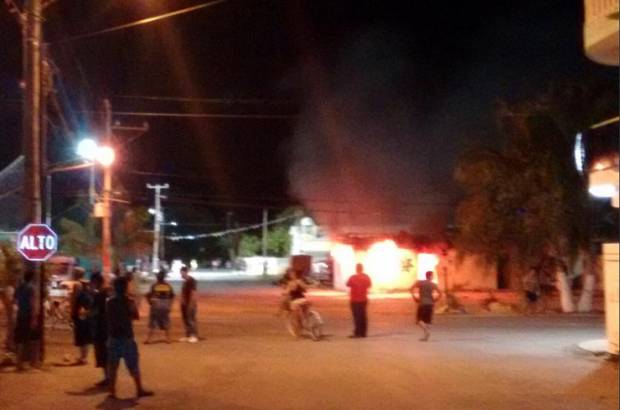 Disputa por playa en Akumal deja 100 heridos, entre vecinos y policías