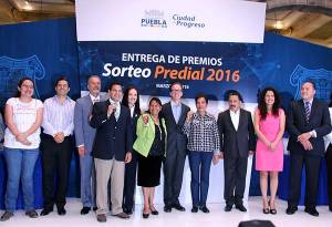 Alcalde de Puebla entrega premios del sorteo predial 2016