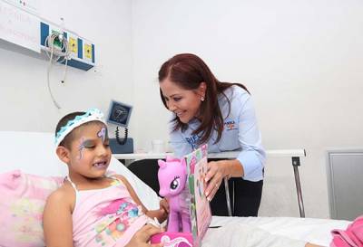 Dinorah López de Gali convive con pacientes del Hospital para el Niño Poblano