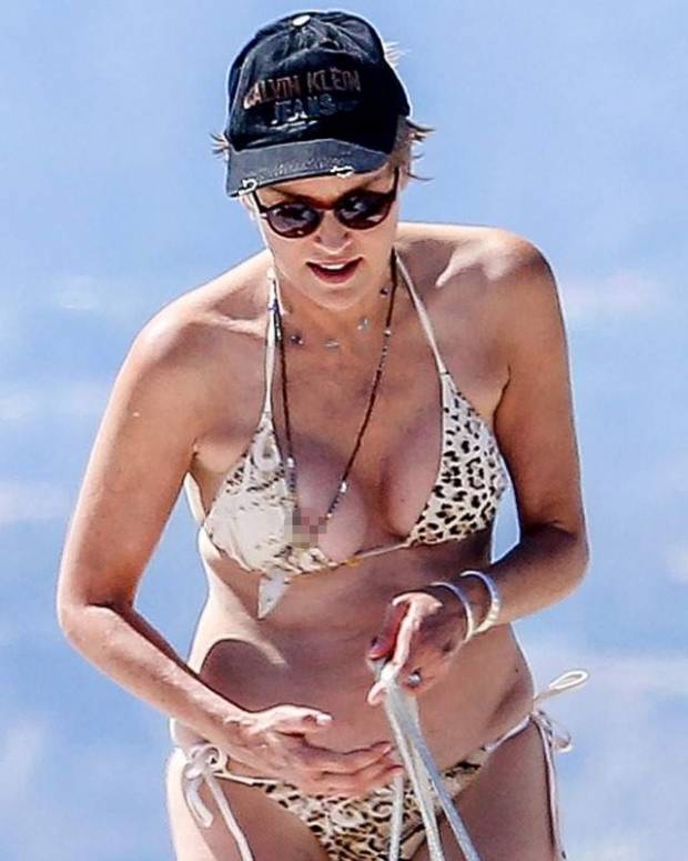 Sharon Stone, traicionada por su bikini y enseñó de más