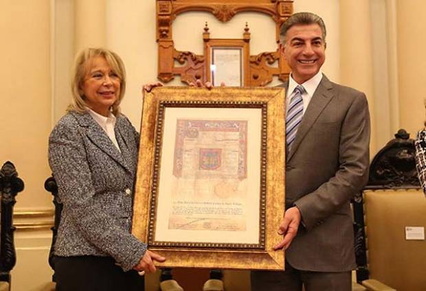 Tony Gali entrega copia de cédula real de Puebla a la ministra Olga Sánchez