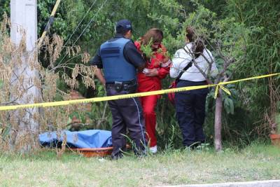 FOTOS: Hallan cadáver de un hombre en aguas del río Atoyac