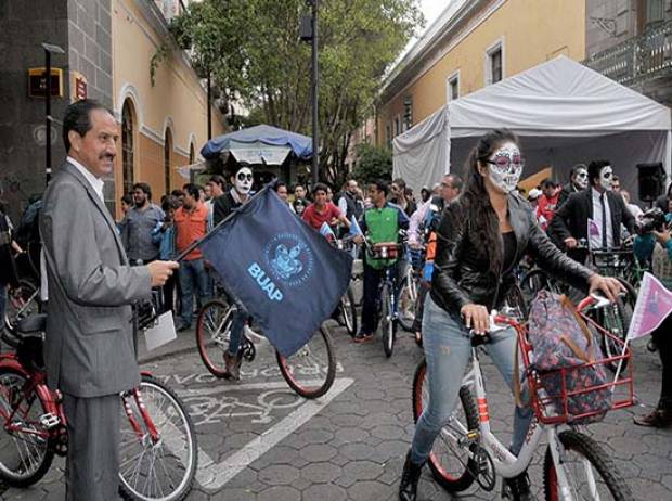 BUAP celebra Día de Muertos con rodada, disfraces y concierto