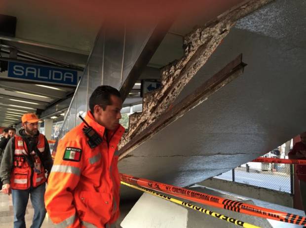 Desplome de escalera en Metro Nativitas deja dos lesionados