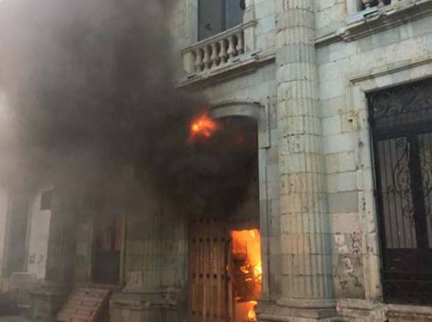 Caos en la Facultad de Derecho de Oaxaca; porros retienen a universitarios