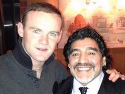 Rooney presume foto con su ídolo Diego Maradona