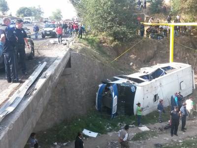 Fallece mujer y 20 heridos al caer micro en barranca de la vía corta Puebla-Santa Ana