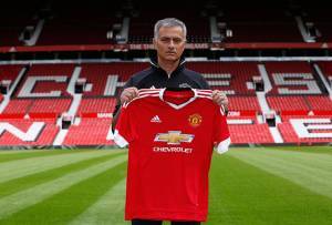 José Mourinho fue presentado con el Manchester United