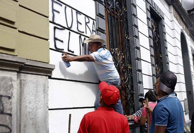 Con pintas y marcha campesinos de Puebla piden más recursos